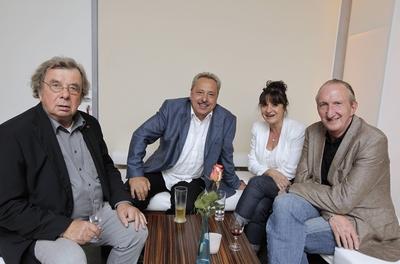 101/ Prof. Dr. Hellmuth Karasek, Wolfgang Stumph mit seiner Ehefrau Christine und Mike Krueger am 30.09.2011 Backstage-stock-foto