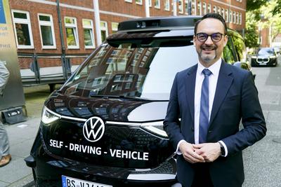 cntv Christian Senger, Vorstand der Volkswagen Autonomous Mobility vor einem autonom fahrenden ID. Buzz AD von Volkswagen 13.August 2025 in Hamburg Das Bundesministerium f?r Verkehr f?rdert das Hamburger Projekt ALIKE Autonomes Fahren im OEPNV Ziel des Projekts ist die Erprobung eines autonomen Ridepooling-Dienstes mit vollautomatisierten Shuttles als Ergaenzung zum ?ffentlichen Nahverkehr Hamburg Deutschland *** cntv Christian Senger, Board Member of Volkswagen Autonomous Mobility in front of an autonomously driving ID Buzz AD from Volkswagen 13 August 2025 in Hamburg The Federal Ministry of Transport is funding the Hamburg project ALIKE Autonomous Driving in Public Transport The aim of the project is to test an autonomous ridepooling s-stock-foto