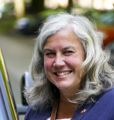 cntv Heidi Alexander, Verkehrsministerin von Gro?britannien vor einem autonom fahrenden ID. Buzz AD von Volkswagen 13.August 2025 in Hamburg Das Bundesministerium f?r Verkehr f?rdert das Hamburger Projekt ALIKE Autonomes Fahren im OEPNV Ziel des Projekts ist die Erprobung eines autonomen Ridepooling-Dienstes mit vollautomatisierten Shuttles als Ergaenzung zum ?ffentlichen Nahverkehr Hamburg Deutschland *** cntv Heidi Alexander, UK Transport Minister in front of an autonomous ID Buzz AD from Volkswagen 13 August 2025 in Hamburg The Federal Ministry of Transport is funding the Hamburg project ALIKE Autonomous Driving in Public Transport The aim of the project is to test an autonomous ridepooling service with fully automated shuttles as a-stock-foto