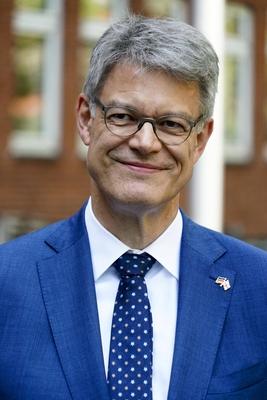 cntv Patrick Schnieder CDU Bundesminister fuer Verkeh PK zu einem autonom fahrenden ID. Buzz AD von Volkswagen 13.August 2025 in Hamburg Das Bundesministerium f?r Verkehr f?rdert das Hamburger Projekt ALIKE Autonomes Fahren im OEPNV Ziel des Projekts ist die Erprobung eines autonomen Ridepooling-Dienstes mit vollautomatisierten Shuttles als Ergaenzung zum ?ffentlichen Nahverkehr Hamburg Deutschland *** cntv Patrick Schnieder CDU Federal Minister of Transport PK on an autonomously driving ID Buzz AD from Volkswagen August 13, 2025 in Hamburg The Federal Ministry of Transport is funding the Hamburg project ALIKE Autonomous Driving in Public Transport The aim of the project is to test an autonomous ridepooling service with fully automated s-stock-foto