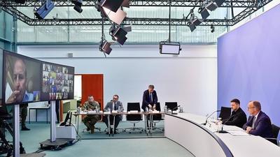 Berlin, Deutschland, 13.08.2025: Bundeskanzleramt: Virtueller Ukraine-Gipfel: Rechts sitzen der ukrainische Pr?sident Wo-stock-foto