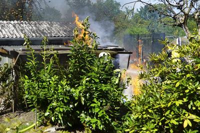 cntv Brand Feuer Rauch Qualm Flammen Feuerwehrleute im Einsatz bei Loeschen einer Gartenlaube 13.August 2025 in Hamburg Horn Am Mittwoch mittag wurde die Feuerwehr zu einer brennenden Gartenlaube in einem Kleingartenverein in der Strasse Bei den Tennisplaetzen gerufen. die Feuerwehr konnte den Brand l?schen aber einen vermutlichen totalverlust der Laube nicht abwenden Hamburg Deutschland *** cntv fire fire smoke smoke flames firefighters in action extinguishing a gazebo 13 August 2025 in Hamburg Horn On Wednesday noon the fire department was called to a burning gazebo in an allotment garden association in the street Bei den Tennisplaetzen the fire department was able to extinguish the fire but could not avert a presumed total loss of the-stock-foto