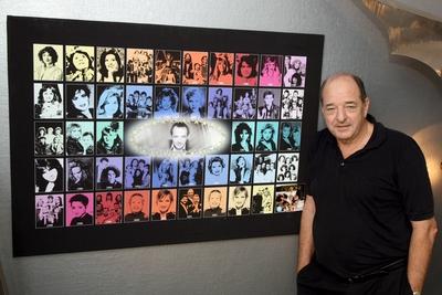 Komponist und Produzent Ralph Siegel (GER) vor einem Tableau in seinem Haus in Pullach, das alle K?nstler zeigt, die se-stock-foto