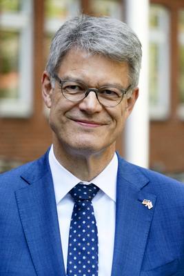 cntv Patrick Schnieder CDU Bundesminister fuer Verkeh PK zu einem autonom fahrenden ID. Buzz AD von Volkswagen 13.August 2025 in Hamburg Das Bundesministerium f?r Verkehr f?rdert das Hamburger Projekt ALIKE Autonomes Fahren im OEPNV Ziel des Projekts ist die Erprobung eines autonomen Ridepooling-Dienstes mit vollautomatisierten Shuttles als Ergaenzung zum ?ffentlichen Nahverkehr Hamburg Deutschland *** cntv Patrick Schnieder CDU Federal Minister of Transport PK on an autonomously driving ID Buzz AD from Volkswagen August 13, 2025 in Hamburg The Federal Ministry of Transport is funding the Hamburg project ALIKE Autonomous Driving in Public Transport The aim of the project is to test an autonomous ridepooling service with fully automated s-stock-foto