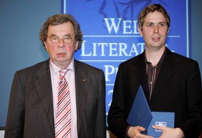 Preistr?ger Daniel Kehlmann (re., AUT) zusammen mit Literaturkritiker und Laudator Hellmuth Karasek (GER) anl?sslich de-stock-foto