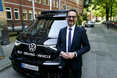 cntv Christian Senger, Vorstand der Volkswagen Autonomous Mobility vor einem autonom fahrenden ID. Buzz AD von Volkswagen 13.August 2025 in Hamburg Das Bundesministerium f?r Verkehr f?rdert das Hamburger Projekt ALIKE Autonomes Fahren im OEPNV Ziel des Projekts ist die Erprobung eines autonomen Ridepooling-Dienstes mit vollautomatisierten Shuttles als Ergaenzung zum ?ffentlichen Nahverkehr Hamburg Deutschland *** cntv Christian Senger, Board Member of Volkswagen Autonomous Mobility in front of an autonomously driving ID Buzz AD from Volkswagen 13 August 2025 in Hamburg The Federal Ministry of Transport is funding the Hamburg project ALIKE Autonomous Driving in Public Transport The aim of the project is to test an autonomous ridepooling s-stock-foto