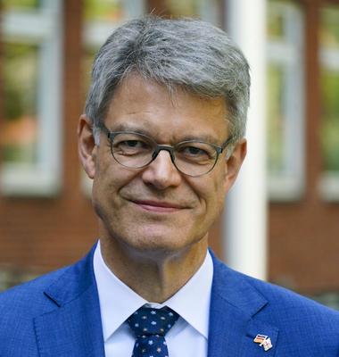 cntv Patrick Schnieder CDU Bundesminister fuer Verkeh PK zu einem autonom fahrenden ID. Buzz AD von Volkswagen 13.August 2025 in Hamburg Das Bundesministerium f?r Verkehr f?rdert das Hamburger Projekt ALIKE Autonomes Fahren im OEPNV Ziel des Projekts ist die Erprobung eines autonomen Ridepooling-Dienstes mit vollautomatisierten Shuttles als Ergaenzung zum ?ffentlichen Nahverkehr Hamburg Deutschland *** cntv Patrick Schnieder CDU Federal Minister of Transport PK on an autonomous ID Buzz AD from Volkswagen August 13, 2025 in Hamburg The Federal Ministry of Transport is funding the Hamburg project ALIKE Autonomous Driving in Public Transport The aim of the project is to test an autonomous ridepooling service with fully automated shuttles as-stock-foto
