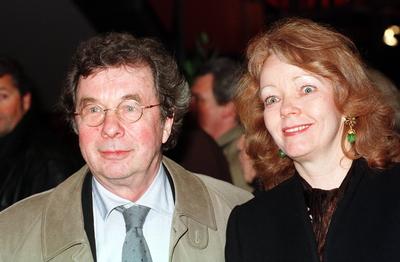 1/ Filmfest: Hellmuth Karasek mit Frau, Ehefrau, auf dem Weg zur Europa-Galapremiere von The Beach im Berlinale-Palast,-stock-foto