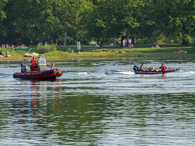 Personensuche im Silbersee Langenhagen Gleich mehrere Rettungsboote sind auf dem See zur Personensuche *** Search for pe-stock-foto