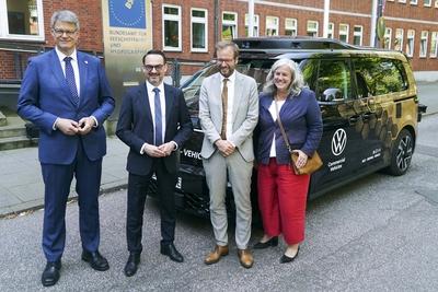 cntv Patrick Schnieder CDU Bundesminister fuer Verkehr, Christian Senger, Vorstand der Volkswagen Autonomous Mobility, Anjes Tjarks Buendnis 90/Die Gruenen Senator f?r Verkehr und Mobilit?tswende, und Heidi Alexander, Verkehrsministerin von Gro?britannien vor einem autonom fahrenden ID. Buzz AD von Volkswagen 13.August 2025 in Hamburg Das Bundesministerium f?r Verkehr f?rdert das Hamburger Projekt ALIKE Autonomes Fahren im OEPNV Ziel des Projekts ist die Erprobung eines autonomen Ridepooling-Dienstes mit vollautomatisierten Shuttles als Ergaenzung zum ?ffentlichen Nahverkehr Hamburg Deutschland *** cntv Patrick Schnieder CDU Federal Minister of Transport, Christian Senger, Member of the Board of Volkswagen Autonomous Mobility, Anjes T-stock-foto