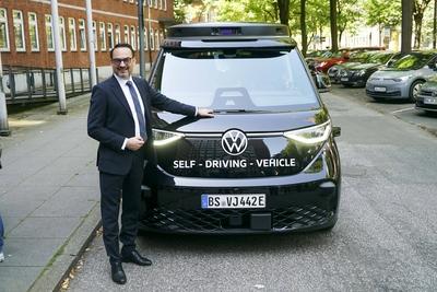cntv Christian Senger, Vorstand der Volkswagen Autonomous Mobility vor einem autonom fahrenden ID. Buzz AD von Volkswagen 13.August 2025 in Hamburg Das Bundesministerium f?r Verkehr f?rdert das Hamburger Projekt ALIKE Autonomes Fahren im OEPNV Ziel des Projekts ist die Erprobung eines autonomen Ridepooling-Dienstes mit vollautomatisierten Shuttles als Ergaenzung zum ?ffentlichen Nahverkehr Hamburg Deutschland *** cntv Christian Senger, Board Member of Volkswagen Autonomous Mobility in front of an autonomously driving ID Buzz AD from Volkswagen 13 August 2025 in Hamburg The Federal Ministry of Transport is funding the Hamburg project ALIKE Autonomous Driving in Public Transport The aim of the project is to test an autonomous ridepooling s-stock-foto