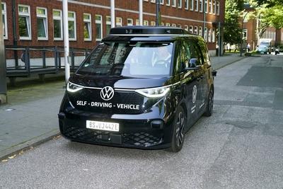 cntv autonom fahrenden ID. Buzz AD von Volkswagen 13.August 2025 in Hamburg Das Bundesministerium f?r Verkehr f?rdert das Hamburger Projekt ALIKE Autonomes Fahren im OEPNV Ziel des Projekts ist die Erprobung eines autonomen Ridepooling-Dienstes mit vollautomatisierten Shuttles als Ergaenzung zum ?ffentlichen Nahverkehr Hamburg Deutschland *** cntv autonomously driving ID Buzz AD from Volkswagen 13 August 2025 in Hamburg The Federal Ministry of Transport is funding the Hamburg project ALIKE Autonomous Driving in Public Transport The aim of the project is to test an autonomous ridepooling service with fully automated shuttles as a supplement to public transport in Hamburg Germany-stock-foto
