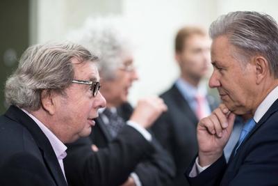 Hellmuth Karasek blickt Klaus Wowereit tief in die Augen, anl?sslich der feierlichen Enth?llung der Marcel Reich-Ranick-stock-foto
