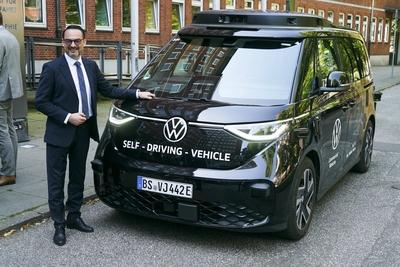 cntv Christian Senger, Vorstand der Volkswagen Autonomous Mobility vor einem autonom fahrenden ID. Buzz AD von Volkswagen 13.August 2025 in Hamburg Das Bundesministerium f?r Verkehr f?rdert das Hamburger Projekt ALIKE Autonomes Fahren im OEPNV Ziel des Projekts ist die Erprobung eines autonomen Ridepooling-Dienstes mit vollautomatisierten Shuttles als Ergaenzung zum ?ffentlichen Nahverkehr Hamburg Deutschland *** cntv Christian Senger, Board Member of Volkswagen Autonomous Mobility in front of an autonomously driving ID Buzz AD from Volkswagen 13 August 2025 in Hamburg The Federal Ministry of Transport is funding the Hamburg project ALIKE Autonomous Driving in Public Transport The aim of the project is to test an autonomous ridepooling s-stock-foto