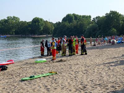 Personensuche im Silbersee Langenhagen Gro?aufgebot an Feuerwehren, DLRG, Rettungstauchern und Rettungsbooten suchen nac-stock-foto