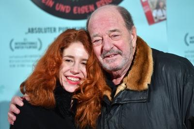 Ralph SIEGEL (Komponist) mit Freundin Laura KAEFER . Roter Teppich,red Carpet. Filmpremiere MEINE WELT IST DIE MUSIK am-stock-foto