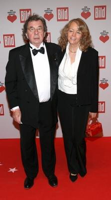 15/ Prof. Dr. Hellmuth Karasek und Frau Armgard bei der Spendengala Ein Herz fuer Kinder in Berlin am 15.12.2007 im Axe-stock-foto