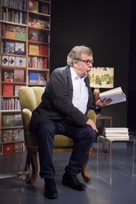 Hellmuth Karasek liest Politiker Zitaten vor F?r die Stuckrad Barre Wahlnacht Ort Axel Springer Tv-stock-foto