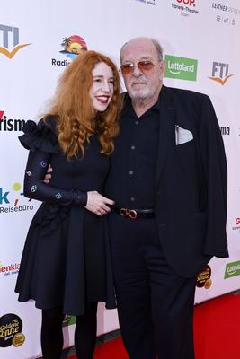 Musiker Ralph Siegel (r.) und Ehefrau Laura Siegel bei der Gala der Goldenen Sonne 40 Jahre deutsches Privatfernsehen im-stock-foto