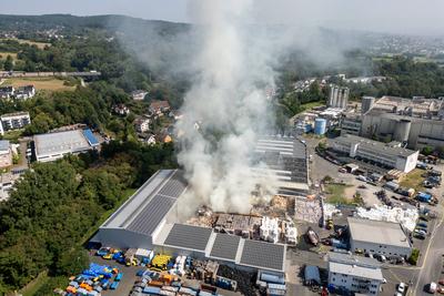 Gro?e Rauchwolke ?ber Stadt ? Sperrm?llbrand in Lagerhalle ? Warnung an Bev?lkerung ? Einsatz bis in Abendstunden erwartet-stock-foto