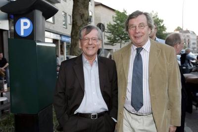 Kabarettist Herbert Feuerstein (AUT) mit Journalist Hellmuth Karasek (GER) anl?sslich der Premiere des Films DIE NACHRI-stock-foto