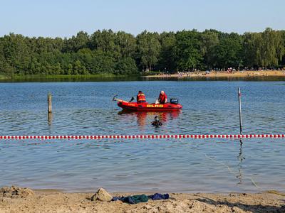Personensuche im Silbersee Langenhagen Gro?aufgebot an Feuerwehren, DLRG, Rettungstauchern und Rettungsbooten suchen nac-stock-foto