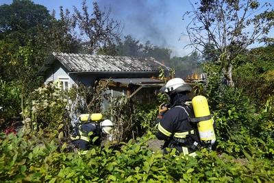 cntv Brand Feuer Rauch Qualm Flammen Feuerwehrleute im Einsatz bei Loeschen einer Gartenlaube 13.August 2025 in Hamburg Horn Am Mittwoch mittag wurde die Feuerwehr zu einer brennenden Gartenlaube in einem Kleingartenverein in der Strasse Bei den Tennisplaetzen gerufen. die Feuerwehr konnte den Brand l?schen aber einen vermutlichen totalverlust der Laube nicht abwenden Hamburg Deutschland *** cntv fire fire smoke smoke flames firefighters in action extinguishing a gazebo 13 August 2025 in Hamburg Horn On Wednesday noon the fire department was called to a burning gazebo in an allotment garden association in the street Bei den Tennisplaetzen the fire department was able to extinguish the fire but could not avert a presumed total loss of the-stock-foto