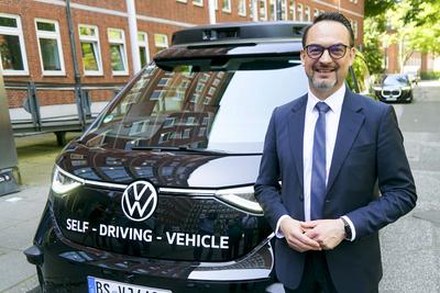 cntv Christian Senger, Vorstand der Volkswagen Autonomous Mobility vor einem autonom fahrenden ID. Buzz AD von Volkswagen 13.August 2025 in Hamburg Das Bundesministerium f?r Verkehr f?rdert das Hamburger Projekt ALIKE Autonomes Fahren im OEPNV Ziel des Projekts ist die Erprobung eines autonomen Ridepooling-Dienstes mit vollautomatisierten Shuttles als Ergaenzung zum ?ffentlichen Nahverkehr Hamburg Deutschland *** cntv Christian Senger, Board Member of Volkswagen Autonomous Mobility in front of an autonomously driving ID Buzz AD from Volkswagen 13 August 2025 in Hamburg The Federal Ministry of Transport is funding the Hamburg project ALIKE Autonomous Driving in Public Transport The aim of the project is to test an autonomous ridepooling s-stock-foto