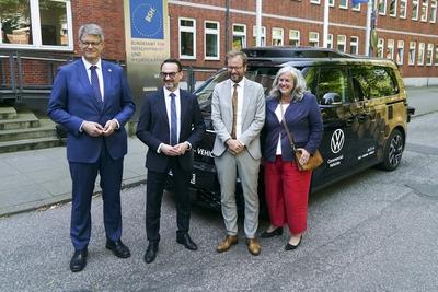 cntv Patrick Schnieder CDU Bundesminister fuer Verkehr, Christian Senger, Vorstand der Volkswagen Autonomous Mobility, Anjes Tjarks Buendnis 90/Die Gruenen Senator f?r Verkehr und Mobilit?tswende, und Heidi Alexander, Verkehrsministerin von Gro?britannien vor einem autonom fahrenden ID. Buzz AD von Volkswagen 13.August 2025 in Hamburg Das Bundesministerium f?r Verkehr f?rdert das Hamburger Projekt ALIKE Autonomes Fahren im OEPNV Ziel des Projekts ist die Erprobung eines autonomen Ridepooling-Dienstes mit vollautomatisierten Shuttles als Ergaenzung zum ?ffentlichen Nahverkehr Hamburg Deutschland *** cntv Patrick Schnieder CDU Federal Minister of Transport, Christian Senger, Member of the Board of Volkswagen Autonomous Mobility, Anjes T-stock-foto