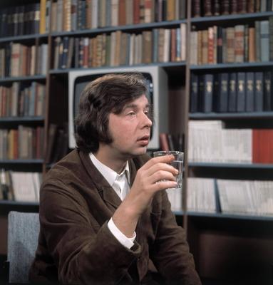 LITERARISCHES COLLOQUIUM Autor und Literaturkritiker HELLMUTH KARASEK Sendung im ZDF Dezember 1971-stock-foto