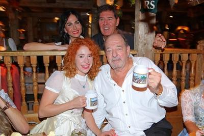 Jack White (Horst Nussbaum) + Frau Rafaele + Ralph Siegel mit Freundin Laura Kaefer im Festzelt - Kaefers Wiesn Schenke-stock-foto