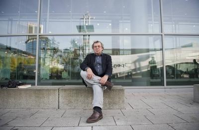 Hellmuth KARASEK Deutschland Schriftsteller Journalist Freistseller Einzelbild ganze Figur Ga-stock-foto