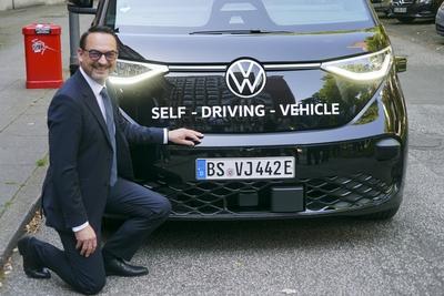 cntv Christian Senger, Vorstand der Volkswagen Autonomous Mobility vor einem autonom fahrenden ID. Buzz AD von Volkswagen 13.August 2025 in Hamburg Das Bundesministerium f?r Verkehr f?rdert das Hamburger Projekt ALIKE Autonomes Fahren im OEPNV Ziel des Projekts ist die Erprobung eines autonomen Ridepooling-Dienstes mit vollautomatisierten Shuttles als Ergaenzung zum ?ffentlichen Nahverkehr Hamburg Deutschland *** cntv Christian Senger, Board Member of Volkswagen Autonomous Mobility in front of an autonomously driving ID Buzz AD from Volkswagen 13 August 2025 in Hamburg The Federal Ministry of Transport is funding the Hamburg project ALIKE Autonomous Driving in Public Transport The aim of the project is to test an autonomous ridepooling s-stock-foto