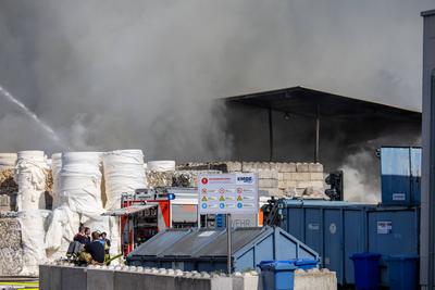 Gro?e Rauchwolke ?ber Stadt ? Sperrm?llbrand in Lagerhalle ? Warnung an Bev?lkerung ? Einsatz bis in Abendstunden erwartet-stock-foto