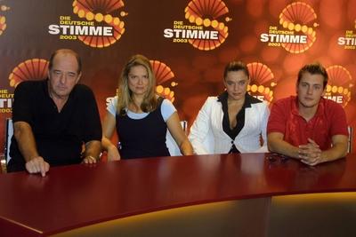 V.l.n.r.: Musikproduzent Ralph Siegel, Moderatorin Stefanie T?cking, Jule Neigel und Oli p. (alle GER/beide S?nger) sin-stock-foto