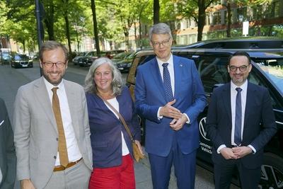 cntv Patrick Schnieder CDU Bundesminister fuer Verkehr, Christian Senger, Vorstand der Volkswagen Autonomous Mobility, Anjes Tjarks Buendnis 90/Die Gruenen Senator f?r Verkehr und Mobilit?tswende, und Heidi Alexander, Verkehrsministerin von Gro?britannien vor einem autonom fahrenden ID. Buzz AD von Volkswagen 13.August 2025 in Hamburg Das Bundesministerium f?r Verkehr f?rdert das Hamburger Projekt ALIKE Autonomes Fahren im OEPNV Ziel des Projekts ist die Erprobung eines autonomen Ridepooling-Dienstes mit vollautomatisierten Shuttles als Ergaenzung zum ?ffentlichen Nahverkehr Hamburg Deutschland *** cntv Patrick Schnieder CDU Federal Minister of Transport, Christian Senger, Member of the Board of Volkswagen Autonomous Mobility, Anjes T-stock-foto