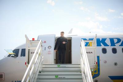 Ukrainian President Volodymyr Zelensky is welcomed by German Chancellor Friedrich Merz upon-stock-foto