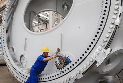 DONGYING, CHINA - SEPTEMBER 12: An employee works on the assembly line of wind turbine tower at a factory of China State-stock-foto