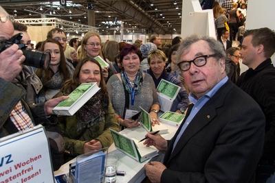 Der Journalist und Buchkritiker Hellmuth Karasek signiert an der Autorenarena der Leipziger Volkszei-stock-foto