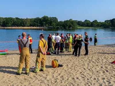 Personensuche im Silbersee Langenhagen Gro?aufgebot an Feuerwehren, DLRG, Rettungstauchern und Rettungsbooten suchen nac-stock-foto