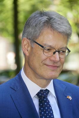 cntv Patrick Schnieder CDU Bundesminister fuer Verkeh PK zu einem autonom fahrenden ID. Buzz AD von Volkswagen 13.August 2025 in Hamburg Das Bundesministerium f?r Verkehr f?rdert das Hamburger Projekt ALIKE Autonomes Fahren im OEPNV Ziel des Projekts ist die Erprobung eines autonomen Ridepooling-Dienstes mit vollautomatisierten Shuttles als Ergaenzung zum ?ffentlichen Nahverkehr Hamburg Deutschland *** cntv Patrick Schnieder CDU Federal Minister of Transport PK on an autonomous ID Buzz AD from Volkswagen August 13, 2025 in Hamburg The Federal Ministry of Transport is funding the Hamburg project ALIKE Autonomous Driving in Public Transport The aim of the project is to test an autonomous ridepooling service with fully automated shuttles as-stock-foto