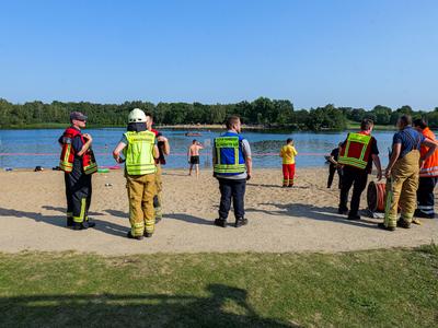 Personensuche im Silbersee Langenhagen Gro?aufgebot an Feuerwehren, DLRG, Rettungstauchern und Rettungsbooten suchen nac-stock-foto