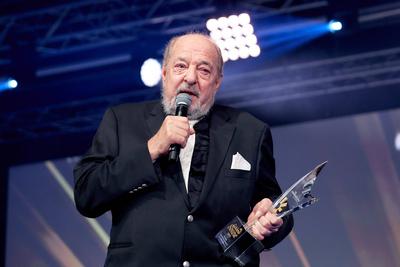 Die Goldene Sonne Preisverleihung Preistr?ger Ralph Siegel auf der B?hne bei der Gala zur Verleihung des Tourismus- und-stock-foto