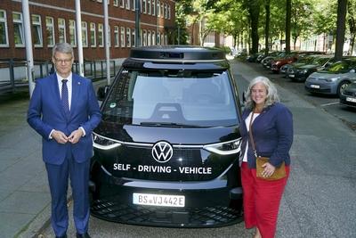 cntv Patrick Schnieder CDU Bundesminister fuer Verkehr Heidi Alexander, Verkehrsministerin von Gro?britannien vor einem autonom fahrenden ID. Buzz AD von Volkswagen 13.August 2025 in Hamburg Das Bundesministerium f?r Verkehr f?rdert das Hamburger Projekt ALIKE Autonomes Fahren im OEPNV Ziel des Projekts ist die Erprobung eines autonomen Ridepooling-Dienstes mit vollautomatisierten Shuttles als Ergaenzung zum ?ffentlichen Nahverkehr Hamburg Deutschland *** cntv Patrick Schnieder CDU Federal Minister for Transport Heidi Alexander, Transport Minister of Great Britain in front of an autonomously driving ID Buzz AD from Volkswagen 13 August 2025 in Hamburg The Federal Ministry of Transport is funding the Hamburg project ALIKE Autonomous Driv-stock-foto