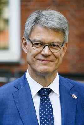 cntv Patrick Schnieder CDU Bundesminister fuer Verkeh PK zu einem autonom fahrenden ID. Buzz AD von Volkswagen 13.August 2025 in Hamburg Das Bundesministerium f?r Verkehr f?rdert das Hamburger Projekt ALIKE Autonomes Fahren im OEPNV Ziel des Projekts ist die Erprobung eines autonomen Ridepooling-Dienstes mit vollautomatisierten Shuttles als Ergaenzung zum ?ffentlichen Nahverkehr Hamburg Deutschland *** cntv Patrick Schnieder CDU Federal Minister of Transport PK on an autonomous ID Buzz AD from Volkswagen August 13, 2025 in Hamburg The Federal Ministry of Transport is funding the Hamburg project ALIKE Autonomous Driving in Public Transport The aim of the project is to test an autonomous ridepooling service with fully automated shuttles as-stock-foto