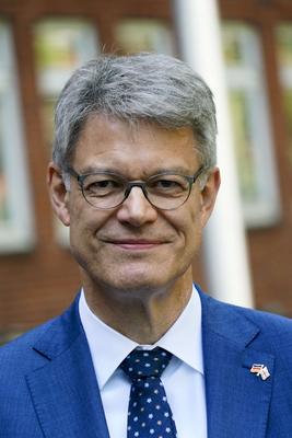 cntv Patrick Schnieder CDU Bundesminister fuer Verkeh PK zu einem autonom fahrenden ID. Buzz AD von Volkswagen 13.August 2025 in Hamburg Das Bundesministerium f?r Verkehr f?rdert das Hamburger Projekt ALIKE Autonomes Fahren im OEPNV Ziel des Projekts ist die Erprobung eines autonomen Ridepooling-Dienstes mit vollautomatisierten Shuttles als Ergaenzung zum ?ffentlichen Nahverkehr Hamburg Deutschland *** cntv Patrick Schnieder CDU Federal Minister of Transport PK on an autonomous ID Buzz AD from Volkswagen August 13, 2025 in Hamburg The Federal Ministry of Transport is funding the Hamburg project ALIKE Autonomous Driving in Public Transport The aim of the project is to test an autonomous ridepooling service with fully automated shuttles as-stock-foto
