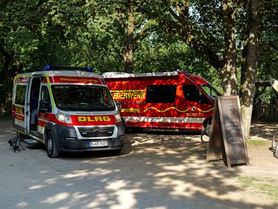 Personensuche im Silbersee Langenhagen Gro?aufgebot an Feuerwehren, DLRG, Rettungstauchern und Rettungsbooten suchen nac-stock-foto