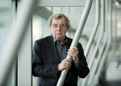 Hellmuth KARASEK, Deutschland, Schriftsteller, Journalist, Freistseller, Einzelbild, Halbfigur, am 14.10.2011 Frankfurt-stock-foto