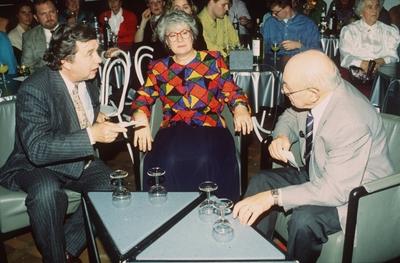 Das literarische Quartett (ZDF) v.li.: H. Karasek, S. L?ffler, M. Reich-Ranicki 11/91 pp halb quer sitzend Studio Dekor-stock-foto