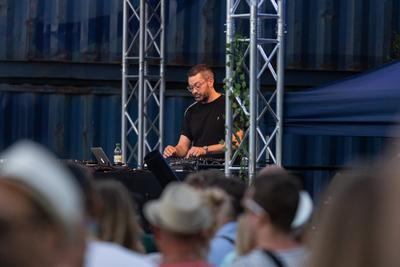 Fritz Kalkbrenner bei seinem Live Auftritt auf der Urban Jungle Stage - Das Panama Open Air ist ein 2 Tage Festival f?r-stock-foto